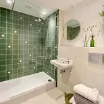 Victoria Bar Apartment, - Free Parking