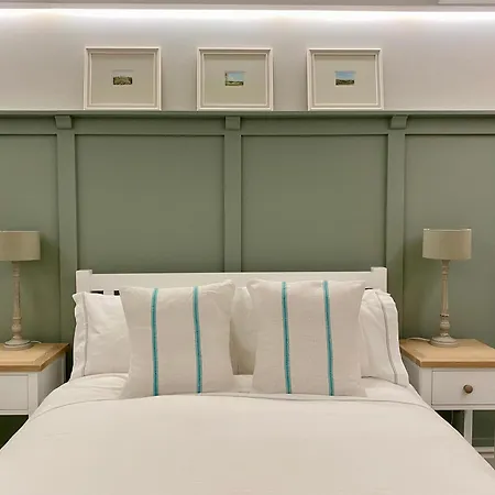 Victoria Bar Walls By Chateau Anna, - Free Parking Apartment