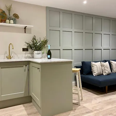 Apartment Victoria Bar Walls By Chateau Anna, - Free Parking