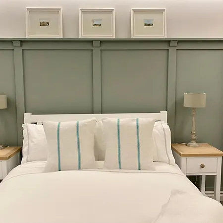 Apartment Victoria Bar Walls By Chateau Anna, - Free Parking