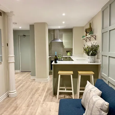 Victoria Bar Walls By Chateau Anna, - Free Parking *