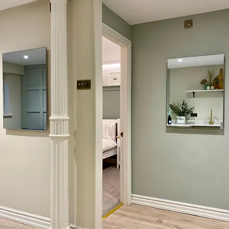 Victoria Bar Walls By Chateau Anna, - Free Parking *