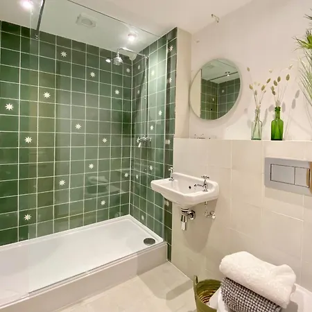 Victoria Bar Apartment, - Free Parking