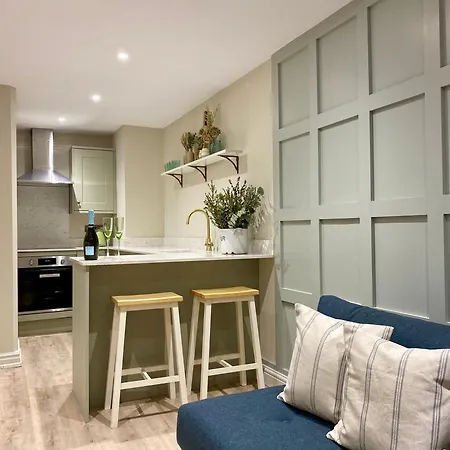 Victoria Bar Walls By Chateau Anna, - Free Parking